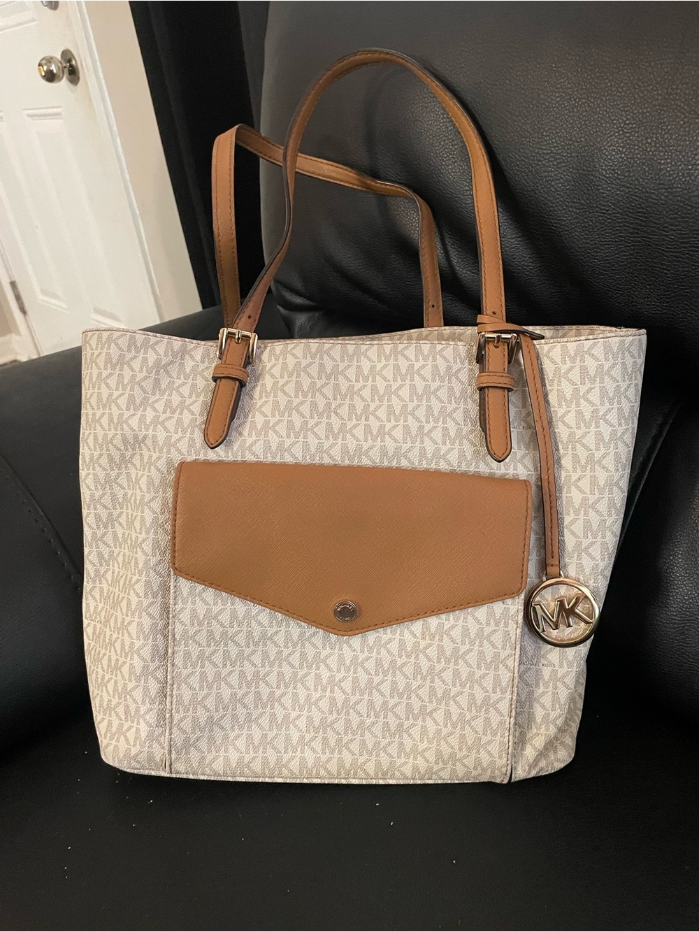 Michael Kors Jet Set Medium Item Pocket Multifunction Tote in the color vanilla